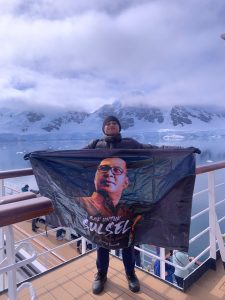 Dari Kapal Pesiar, Pria Asal Sidrap Bentangkan Spanduk Dukungan untuk Danny Pomanto