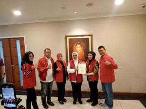 Serahkan B1KWK, PDI Perjuangan Bertekad Menangkan Indira-Ilham di Pilwalkot Makassar