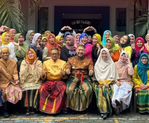 Pegawai Dinsos Makassar Kompak Gunakan Pakaian Adat Rayakan Hari Kebudayaan