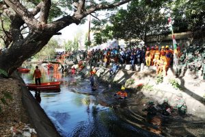Kolaborasi TNI-Polri, Pemkot Makassar Bersihkan Kanal di Jalan Andi Djemma