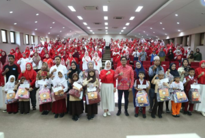 DWP Kota Makassar Berikan Bantuan Dana dan Perlengkapan Pendidikan bagi Anak Satgas Kebersihan Berprestasi