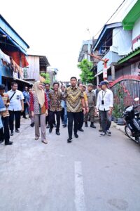 Pjs Wali Kota Makassar Kembali Turun Bagikan Air Bersih ke Masyarakat Kecamatan Tallo