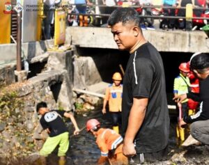 Pimpin Kerja Bakti, Camat Mamajang Ingatkan Masyarakat Jaga Kebersihan