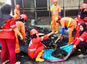 Satgas Kebersihan Mamajang Bantu Ringankan Beban Korban Kebakaran