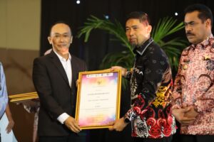 Pjs Wali Kota Makassar Terima Penghargaan Gerakan Toilet Bersih dari Pemprov Sulsel