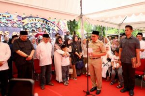 Tangis Danny Pomanto Pecah Saat Upacara Pelepasan Jenazah Almarhum Camat Ujung Pandang Syahrial Syamsuri