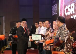Pemkot Makassar Berikan Penghargaan kepada Tujuh Perusahaan dalam CSR Award 2024