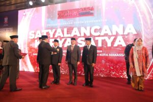 Danny Pomanto Sematkan Tanda Kehormatan Presiden RI kepada 12 ASN Pemkot Makassar