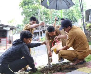 Penutup Kunjungan Kerja Kecamatan, Pjs Wali Kota Makassar Tanam Pohon di Kecamatan Manggala