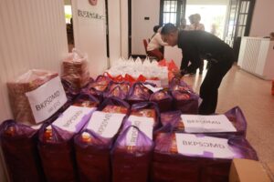 Pemkot Makassar Kumpulkan Ribuan Nasi Kotak untuk Korban Terdampak Banjir di Manggala