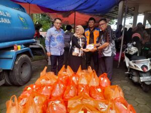Perumda Parkir Makassar Salurkan Bantuan untuk Korban Banjir di Kecamatan Manggala