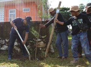 Peringati HPSN 2025, DLH Makassar Tanam Puluhan Pohon Ketapang Kencana di TPS Untia