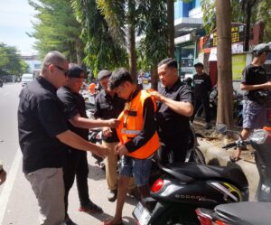 Perumda Parkir Makassar Tertibkan Jukir Tak Sesuai SOP, Sita Rompi di Jalan Sudirman