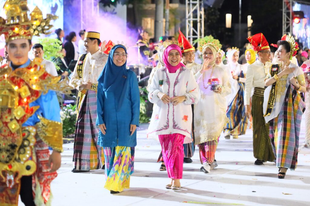 Pesona Budaya Makassar Warnai Karnaval Apeksi 2025 Bersama Wakil Wali Kota dan Ketua TP PKK