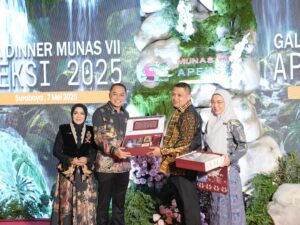 Melinda Aksa Dampingi Munafri Berikan Cinderamata Dekranasda Makassar ke Pengurus Apeksi