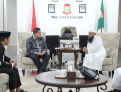 Wali Kota-Wawali Makassar Salat Iduladha di Lapangan Karebosi Bersama Ust Das’ad Latif
