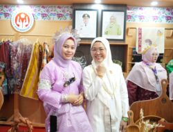 Booth Makassar Paling Ramai, Pengunjung Antusias Saksikan Demo Kerajinan Live