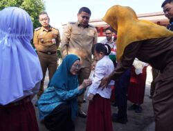 TP PKK Dukung Pemerataan Pendidikan, Melinda Aksa Dampingi Wali Kota Makassar Salurkan Seragam Sekolah Gratis
