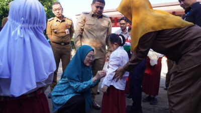 TP PKK Dukung Pemerataan Pendidikan, Melinda Aksa Dampingi Wali Kota Makassar Salurkan Seragam Sekolah Gratis