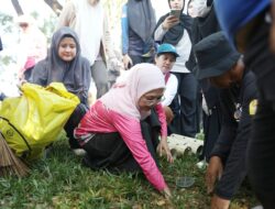Jumat Bersih, Ketua TP PKK Melinda Aksa Inisiasi Penanaman Kompos Biopori di Taman Gajah
