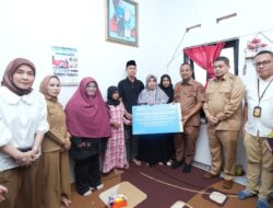 Gubernur Sulsel Serahkan Bantuan untuk Keluarga Kasi Kesra Korban Kebakaran DPRD Makassar