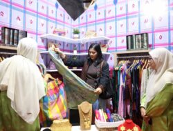 Booth Dekranasda Makassar Diserbu Pengunjung di Hari Pertama Inacraft 2025