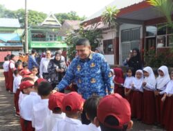 Program Seragam Gratis Terus Berjalan, Munafri Salurkan Seragam Sekolah