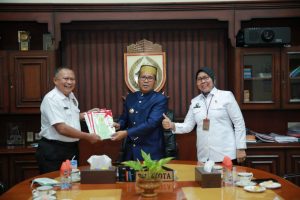 Percepat Program Strategis Pemkot Makassar, BPN Serahkan Sertifikat Tanah di Losari dan Untia