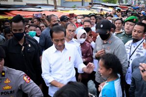 Disela Kunjungan Jokowi di Makassar, Indira Jusuf Ingatkan Pedagang Pasar Terong Pasokan Bahan Pokok