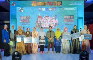 Festival UMKM Lorong Wisata Berakhir, Ketua TP PKK Makassar Beri Penghargaan ke Pemenang Fashion Show