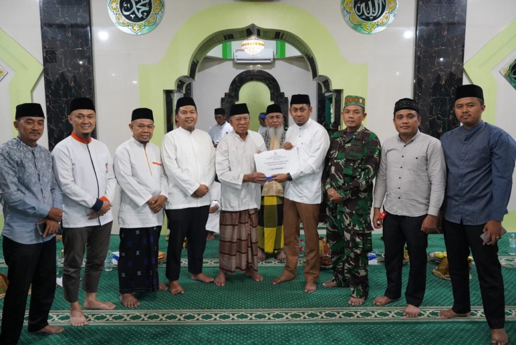 Sekcam Rappocini Serahkan Bantuan Pembangunan Masjid Nurul Haq