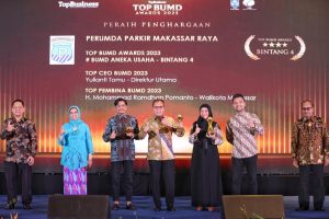 Danny Pomanto Raih Penghargaan Top Pembina BUMD 2023