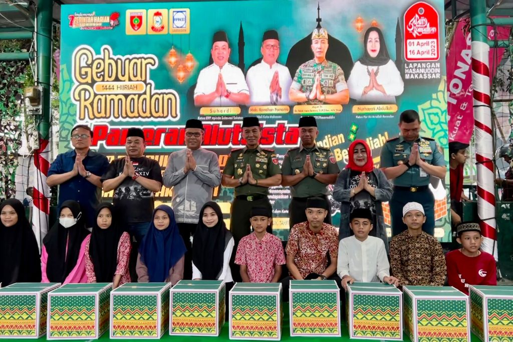 Danny Pomanto-Pangdam XIV Hasanuddin Berbagi Sembako ke Anak Yatim Piatu