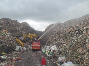 DLH Makassar Minimalisir Bau Tak Sedap di TPA Antang, Semprotkan Eco Enzyme