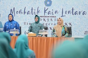 TP PKK Makassar Bekali Ibu-Ibu Pelatihan Membatik Lontara