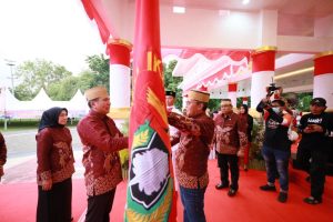 Danny Pomanto dan Fahsar Padjalangi Saling Lempar Apresiasi di Pelantikan IKA Unhas Bone