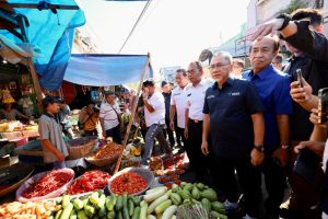 Danny Pomanto Dampingi Menteri Perdagangan Pantau Harga Pangan di Pasar Terong