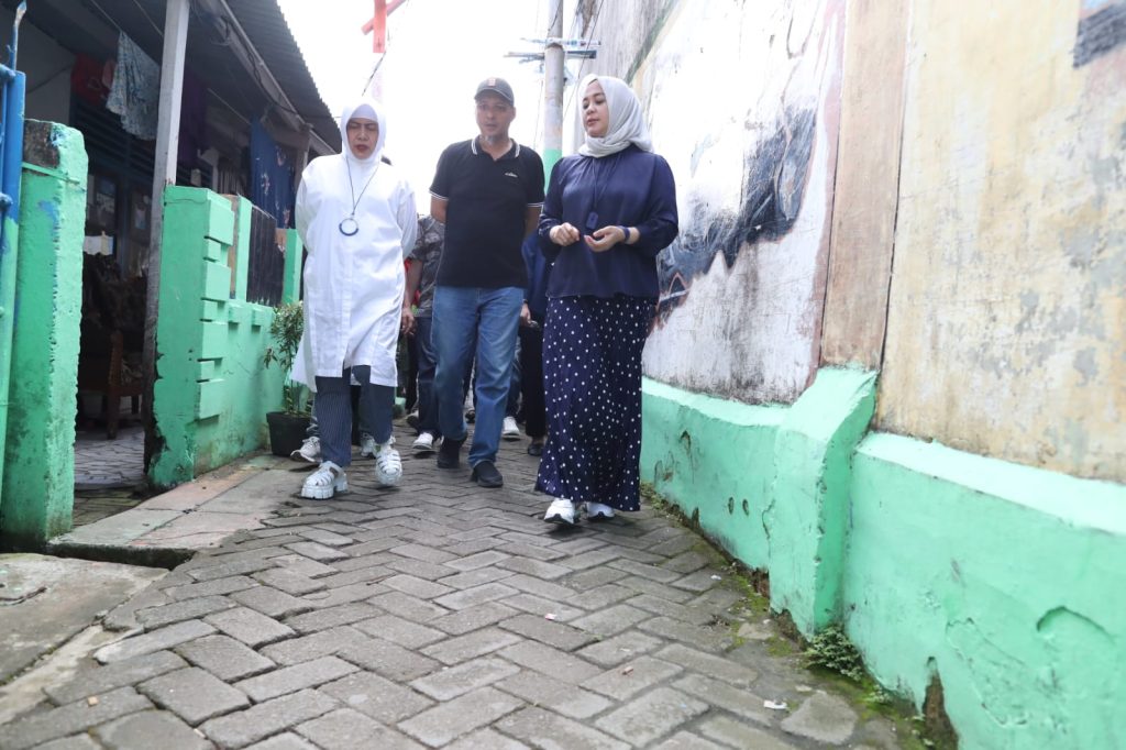 Fatmawati dan Indira Kompak Kunjungi Kawasan Kumuh Bontomarannu Sebelum Ditata Ulang