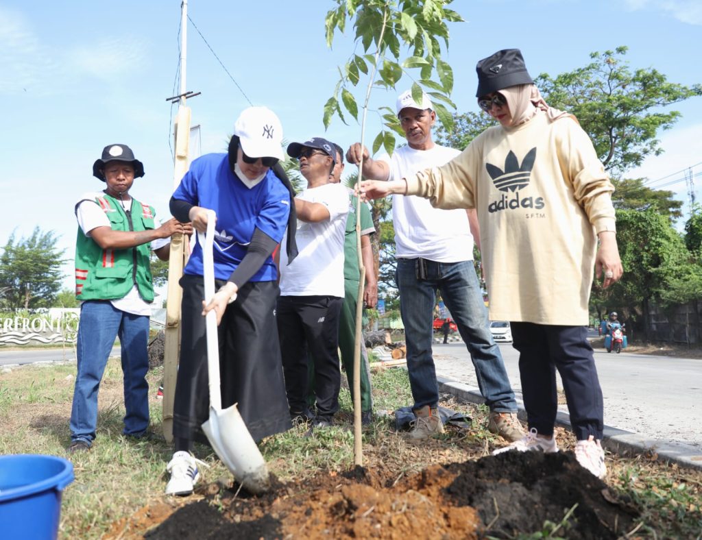 Fatmawati-Indira Jusuf Tanam Pohon di Metro Tanjung Bunga