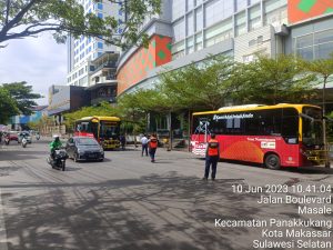 Dinas Perhubungan Makassar Tertibkan Kendaraan Parkir Gunakan Badan Jalan di Depan Mal Panakkukang