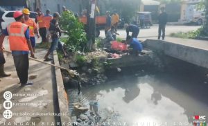Camat Mariso Kerahkan Satgas Kebersihan Kontrol Jaring Sampah di Kanal Jalan Hati Murni