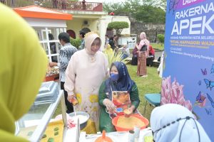 Tujuh Istri Wali Kota Ikuti Tradisi Mappasiori Waju di Ladies Program Rakernas Apeksi 2023
