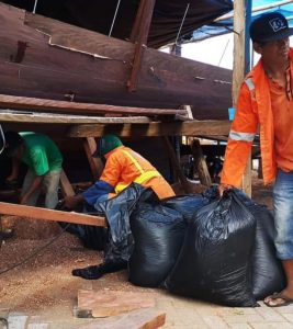 Jelang MNEK, Camat Mariso Kerahkan Satgas Kebersihan di Area Pembuatan Kapal Pinisi