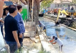 Camat Juliaman Pantau Pengerukan Sedimen di Kanal Hati Murni