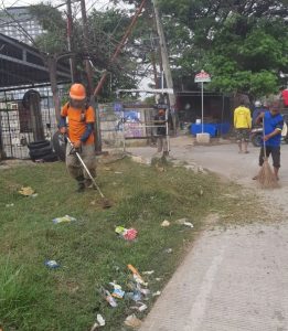 Satgas Kebersihan Kecamatan Mariso Kembali Sisir Sampah di Jalan Metro Tanjung Bunga