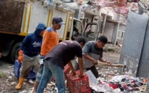 Camat Mariso Kerahkan Satgas Kebersihan Sisir Tumpukan Sampah di Rusunawa Rajawali