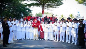 Camat dan Ketua TP PKK Mamajang Kompak Hadiri Upacara Pengibaran Bendera HUT Kemerdekaan RI