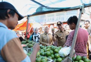 Fatmawati Rusdi Dampingi Pj Gubernur Sulsel Tinjau Pasar Tradisional, Pantau Harga Komoditas