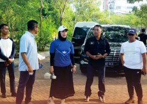 Bersih-Bersih Taman Kota, Camat Mariso Dampingi Wakil Wali kota Makassar