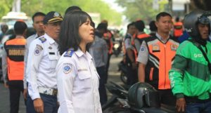Petugas Dishub Makassar Tindaki Ojol Gunakan Bahu Jalan Urip Sumohardjo